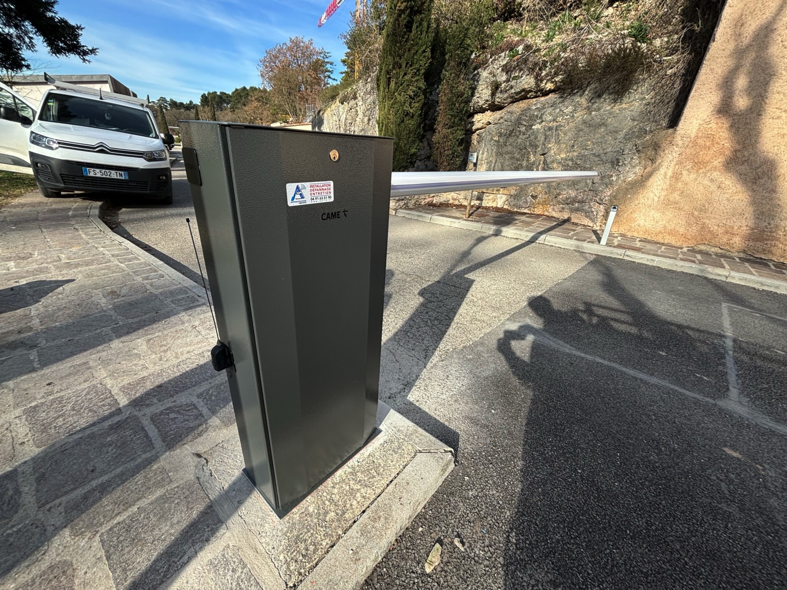Pose d’une barrière levante CAME GARD 5000 à Vitrolles 13127 pour un site industriel