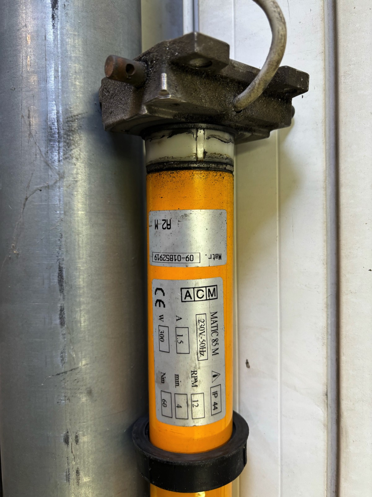 Remplacement d’axe motorisé Somfy sur volet roulant défectueux à Bouc-Bel-Air proche de gardannes