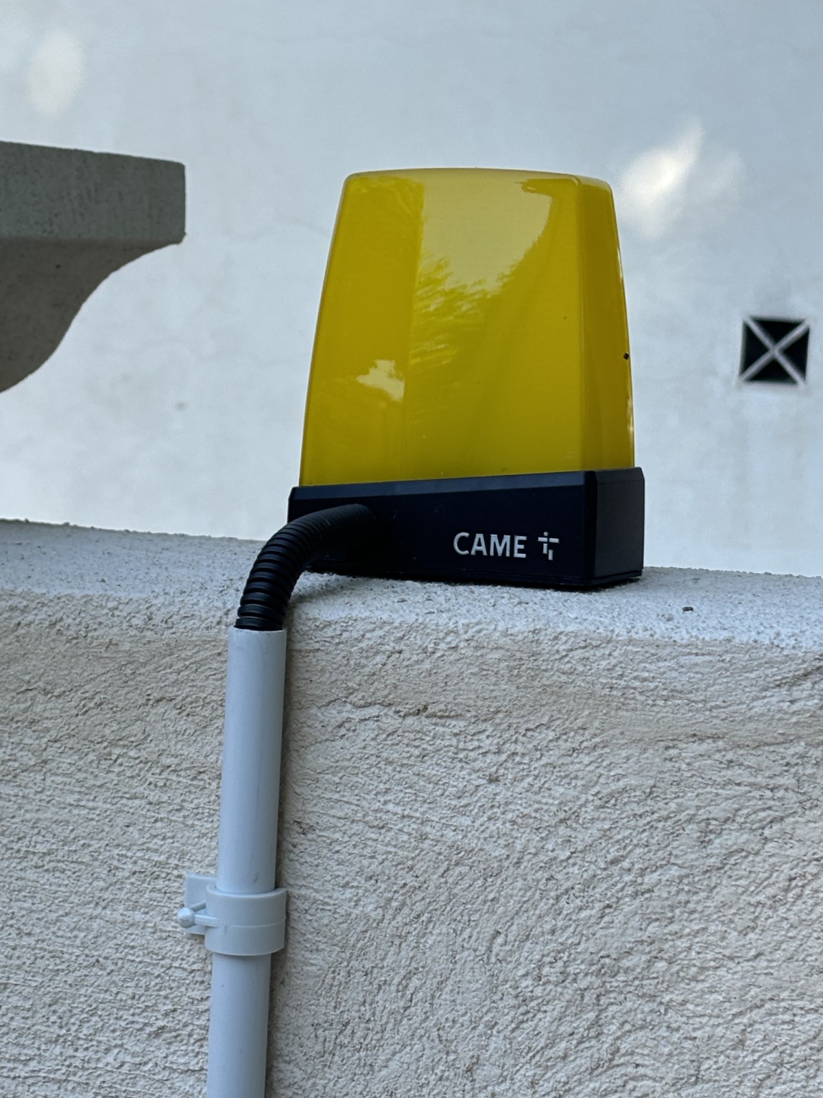 Installation clignotant led krx de motorisation de portail CAME à Niolon (13740) 