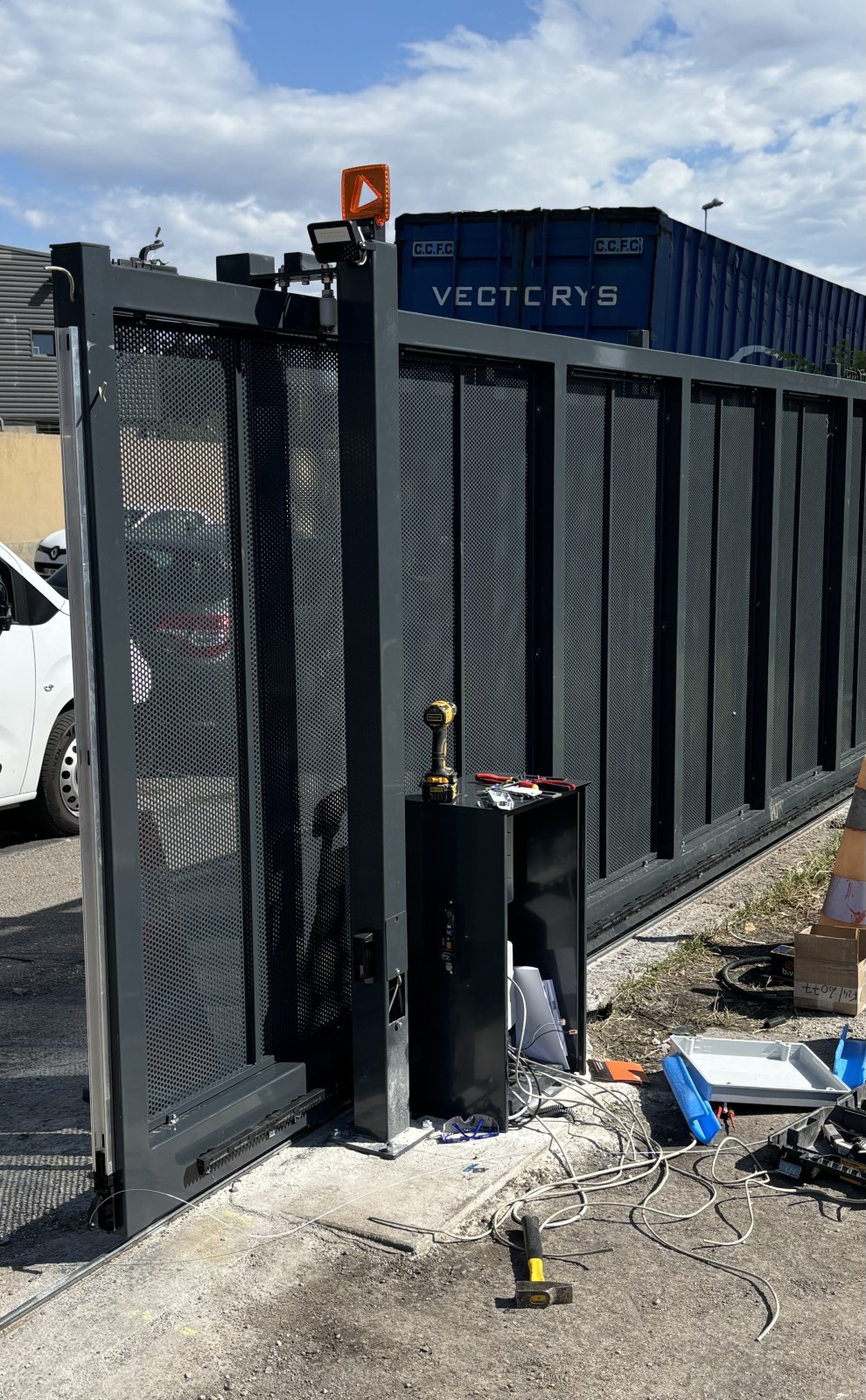 Remplacement complet de portail coulissant industriel accidenté à Marseille 13015