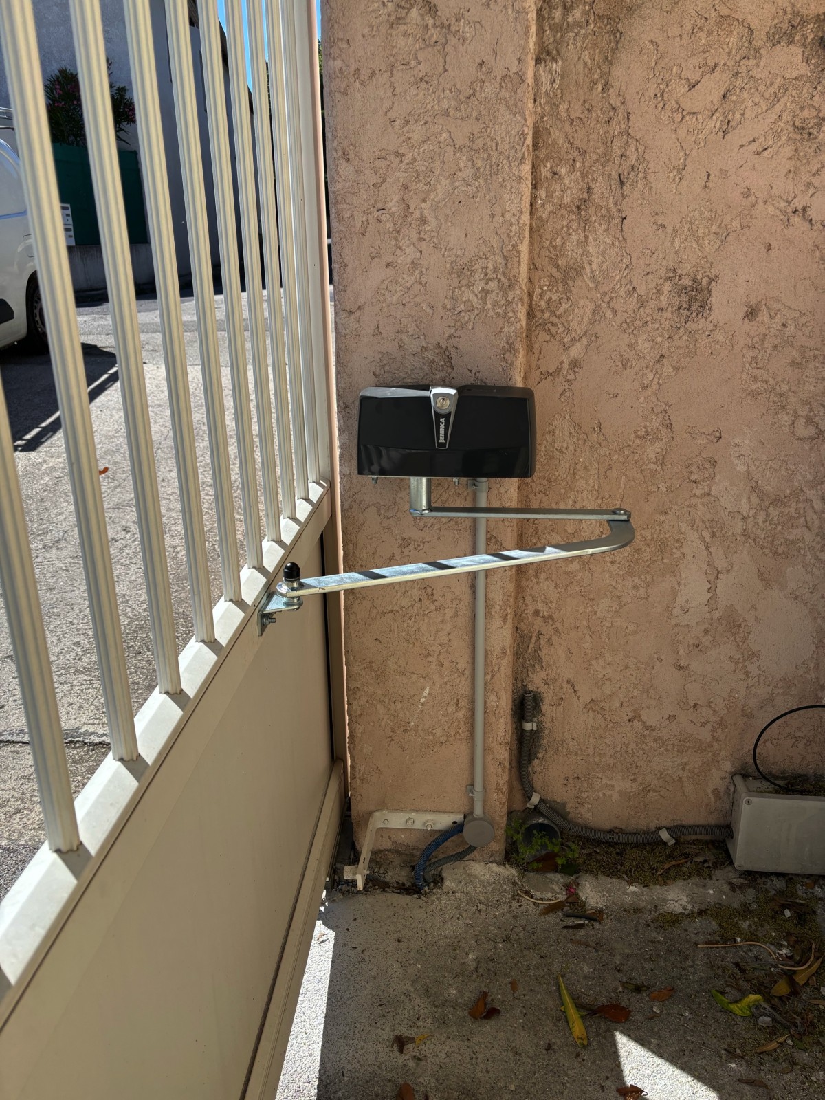 Installation et dépannage de motorisation BENINCA KPR pour portail battant à Vitrolles (13127) 