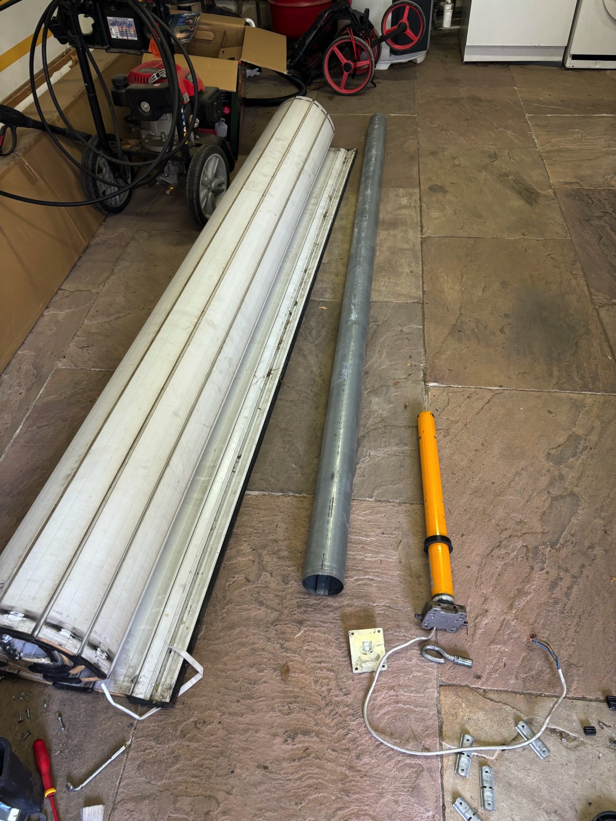 Remplacement d’axe motorisé Somfy sur volet roulant défectueux à Bouc-Bel-Air (13)