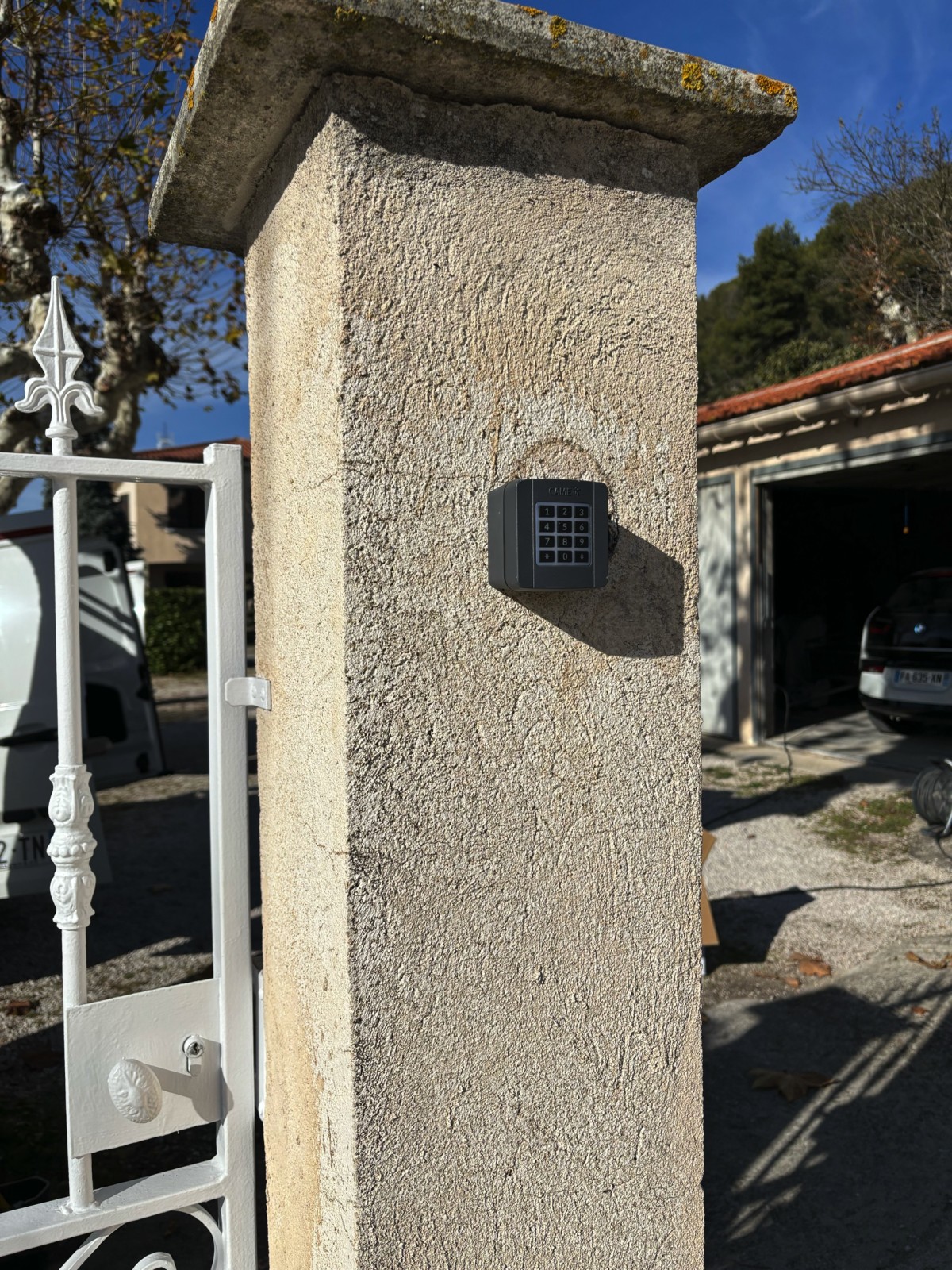 Contrôle d'accès par digicode ou clavier à code avec lecteur de badge pour portail et portillon à Septèmes près des Pennes Mirabeau