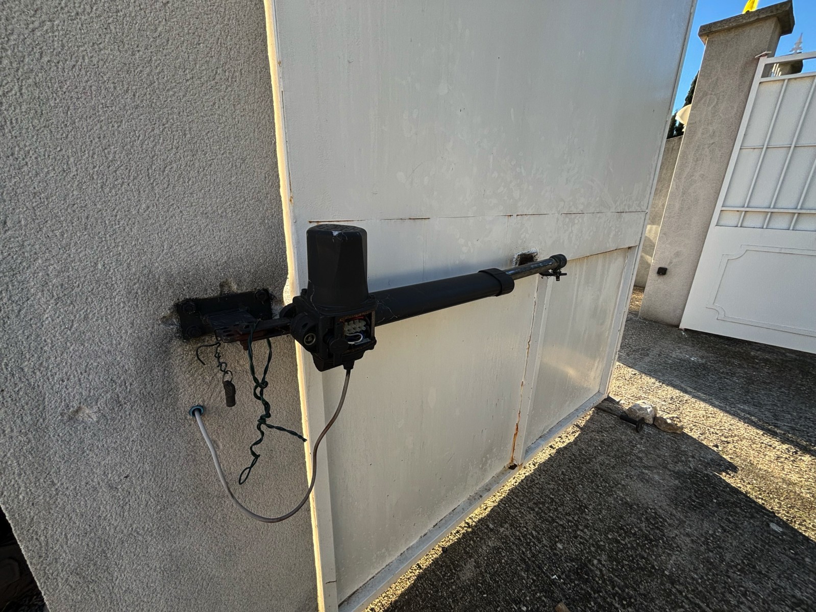 Poseur came de motorisation à vérins Krono avec serrure électrique pour vents forts et mistral à Allauch
