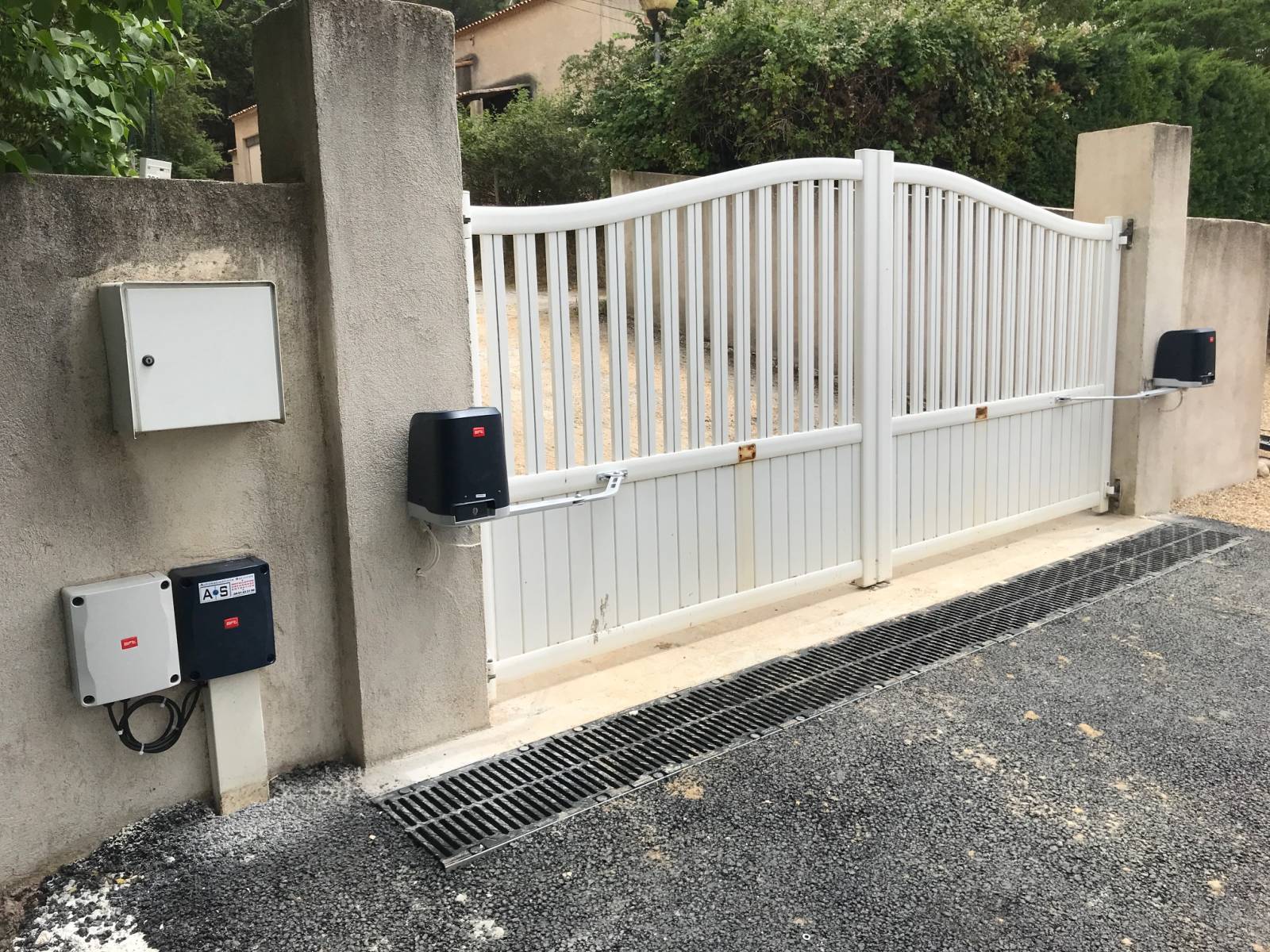 Vous souhaitez réparer rapidement votre portail battant motorisé ? Appeler AS13DEPANNAGE SEPTEMES