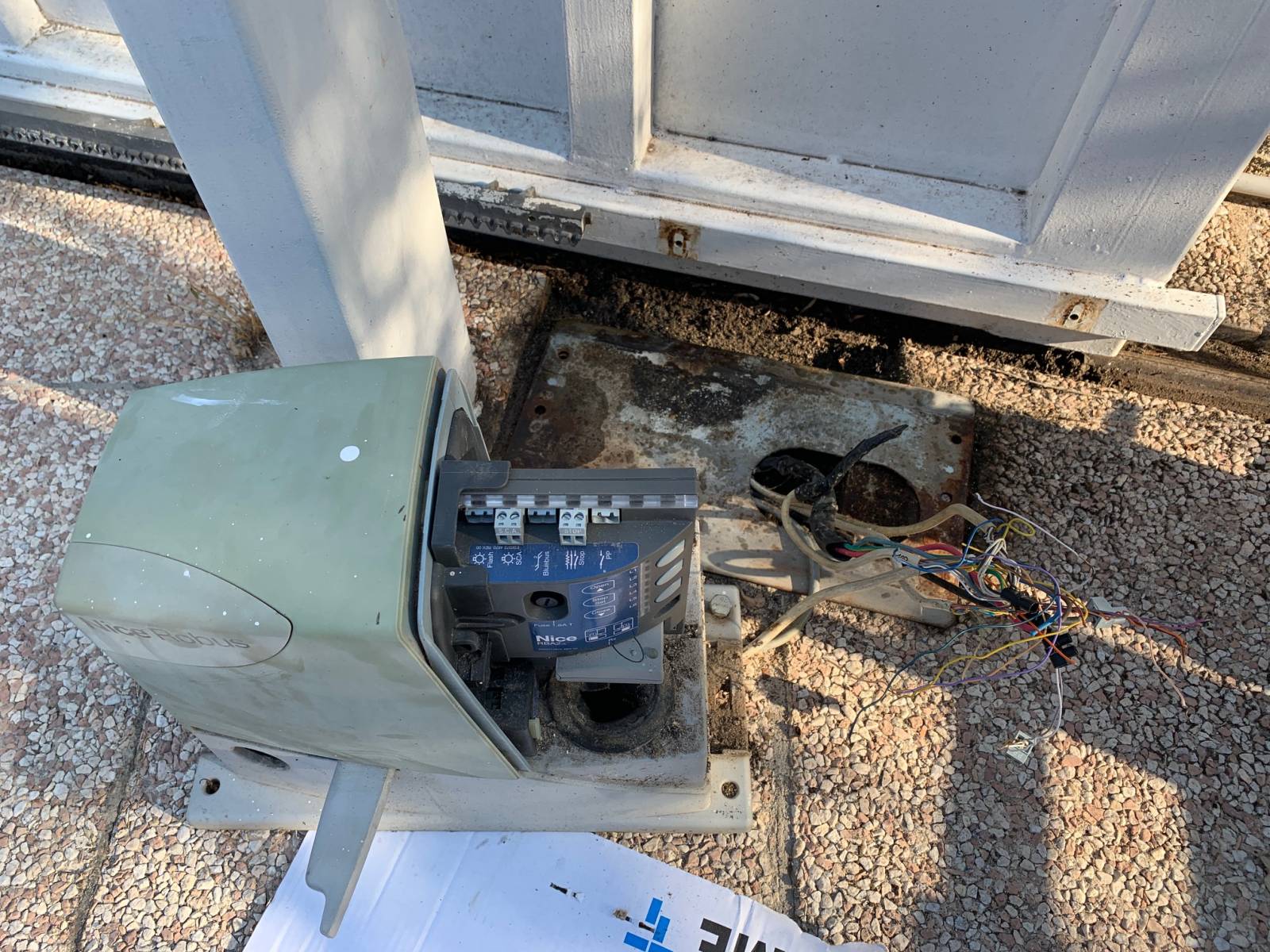 Urgence dépannage d'un portail coulissant came qui ne s'ouvre plus dans une maison sur Cabriès proche d'aix en provence