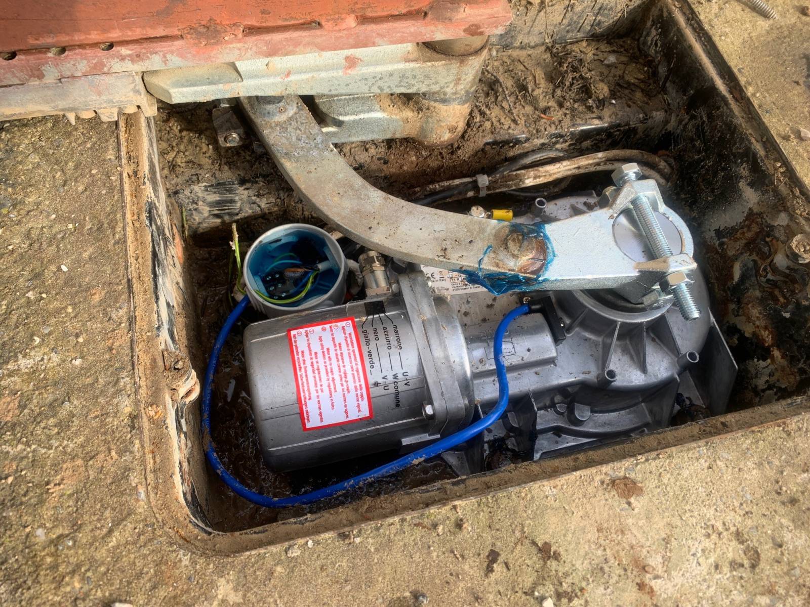 Dépanner un moteur hydraulique enterré frog came sur un portail battant d'une villa à Aix-en-Provence 13100