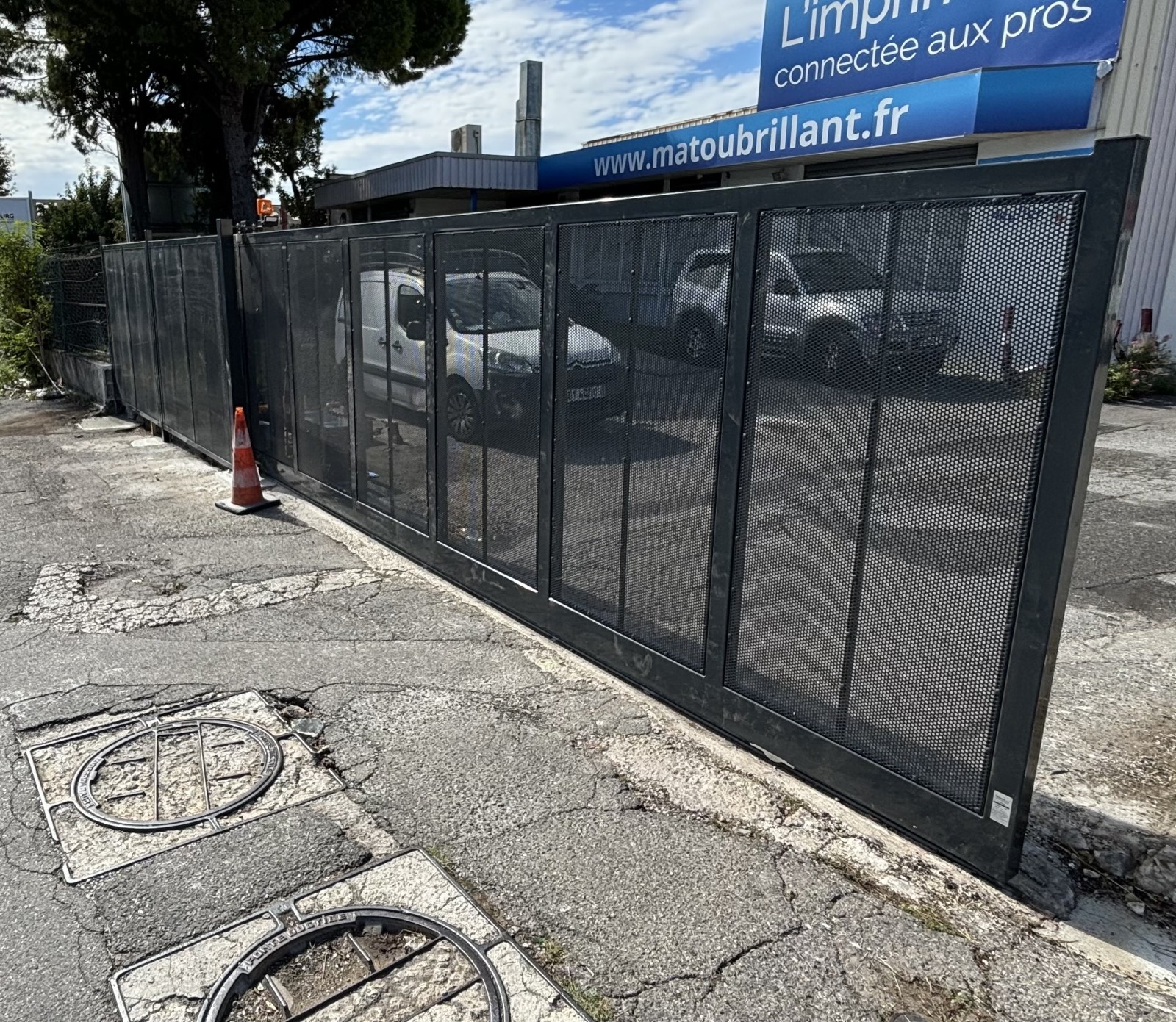 Pose de portail coulissant accidenté à Marseille 13016