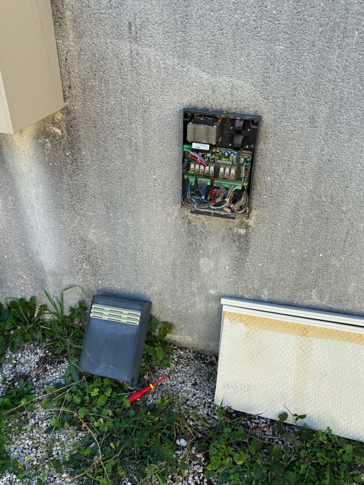 Poseur came de motorisation à vérins Krono avec serrure électrique pour vents forts et mistral à Gréasque
