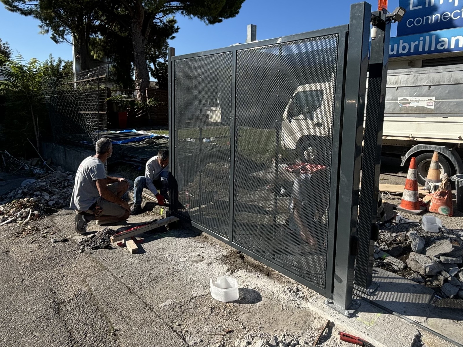 Remplacement complet de portail coulissant accidenté à Marseille 13015