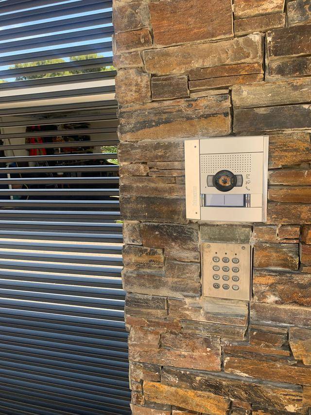 Interphone avec système audio en panne dans des bureaux sur Marseille