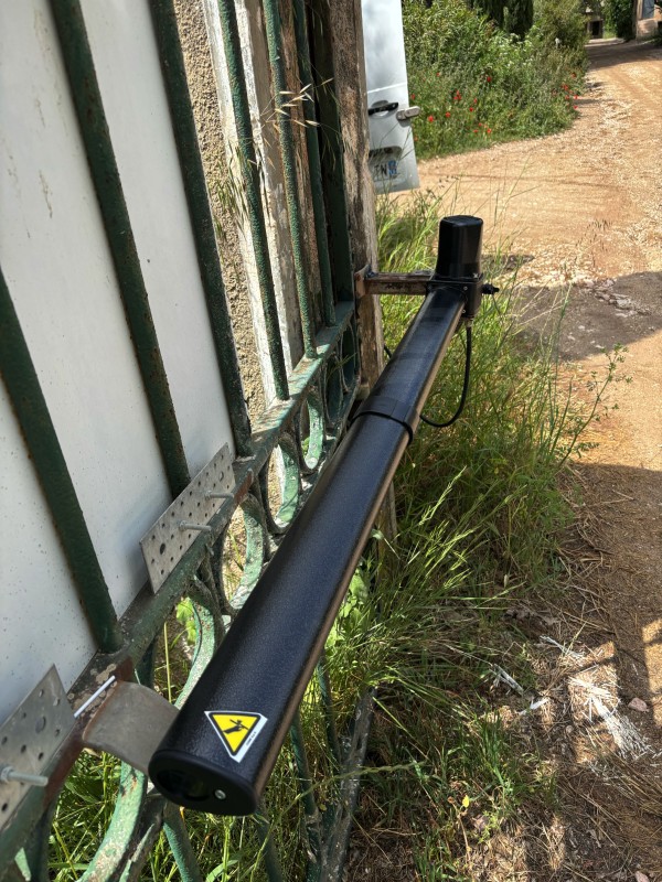 Dépannage et remplacement moteur CAME KRONO à Vitrolles. Portail battant en panne ? Intervention rapide par Automatisations Services au 04 69 00 12 45.