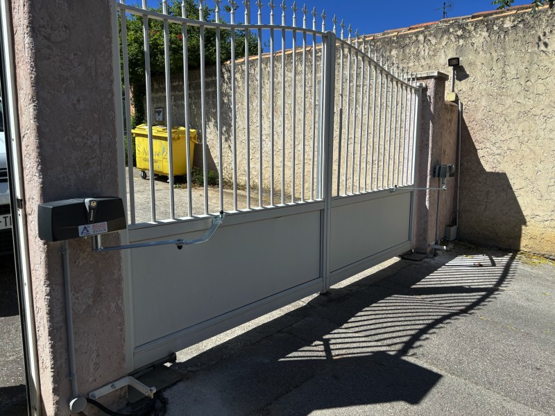 Installation et dépannage de motorisation BENINCA KPR pour portail battant à Vitrolles (13127) 