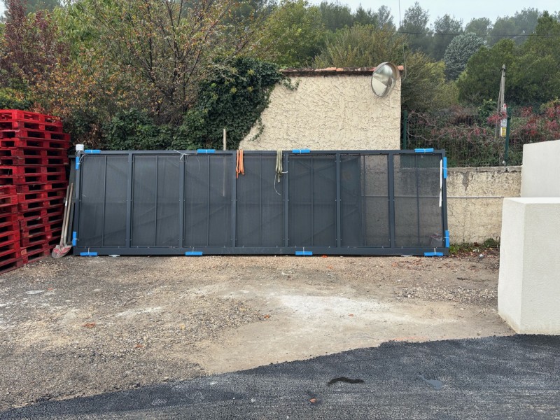 Remplacement complet d’un portail coulissant accidenté pour une entreprise à Gardanne (13120)