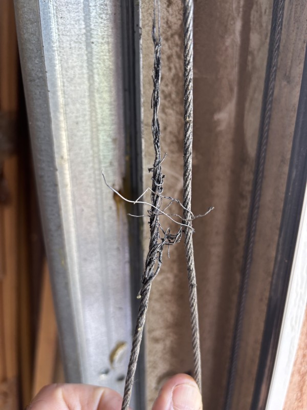 cables porte

Câble acier avec pitons pour porte de garage sectionnelle La Toulousaine de hauteur inférieure ou égale à 2350 mm

Prêt à monter avec piton fileté d'un côté et manchon serti de l'autre 