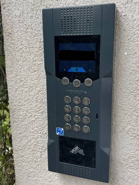 portier gsm intracode couleur à défilement de noms à usage résidentiel avec clavier codé et lecteur vigik intratone bouc bel air Automatisations Services 13240