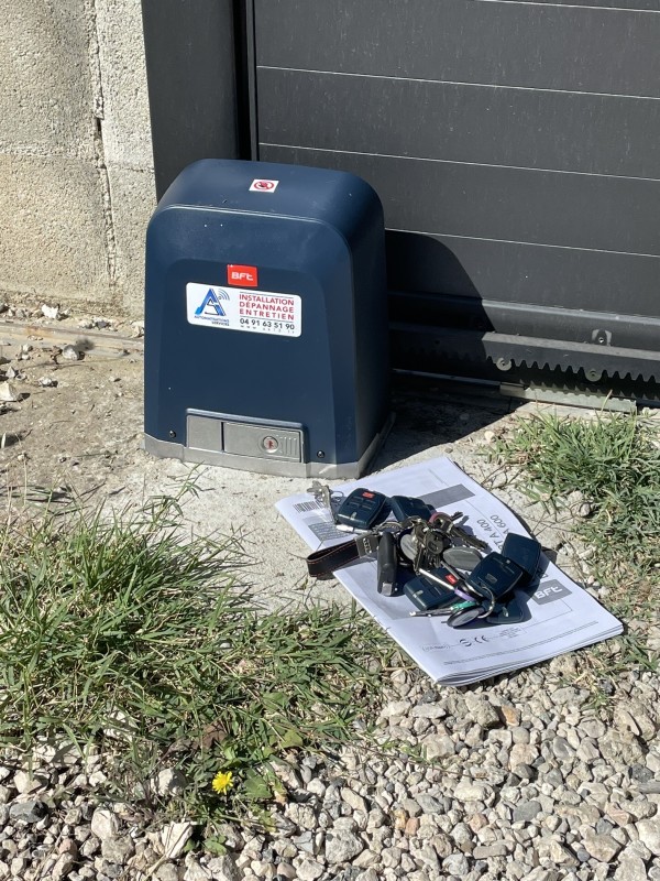 Dépanneur et réparateur de portail coulissant motorisé BFT DEIMOS pour particuliers à Gardanne