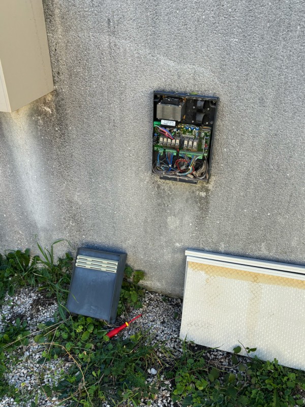 Poseur came de motorisation à vérins Krono avec serrure électrique pour vents forts et mistral à Gréasque