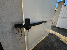 Poseur came de motorisation à vérins Krono avec serrure électrique pour vents forts et mistral à Allauch